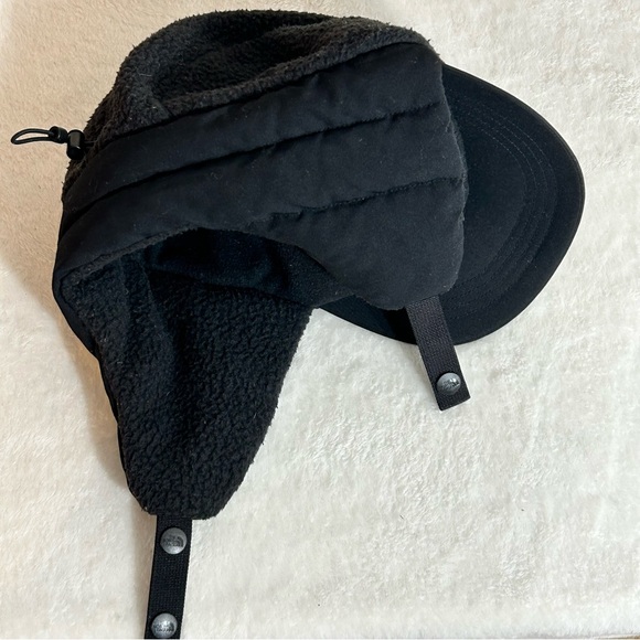 The North Face Black Fleece Under Chin Snap Closure Earflap Bobble Hat - Picture 6 of 8